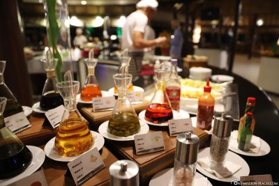 Verschiedene Dressings am Buffet