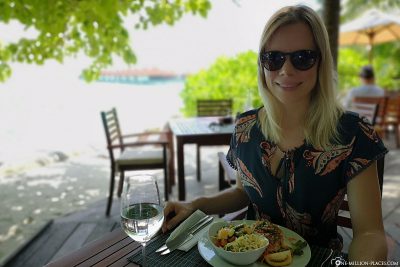 Mittagessen im Außenbereich des Restaurants