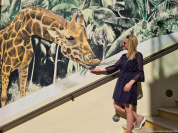 The mural with the giraffe in the Dubai Marina  