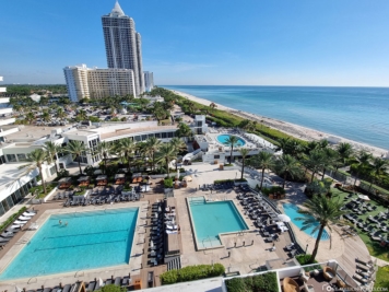 Die Poollandschaft des Eden Roc Hotels 